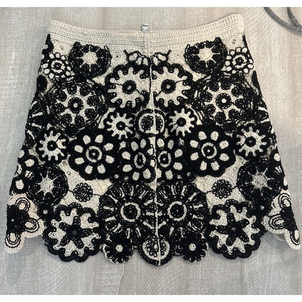 Lulus Women's Mini Skirt Sz S Black Lace Crochet over Beige Lining Zipper